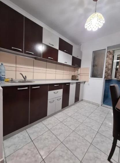 Apartament cu 3 camere semidecomandat, mobilat în Berceni