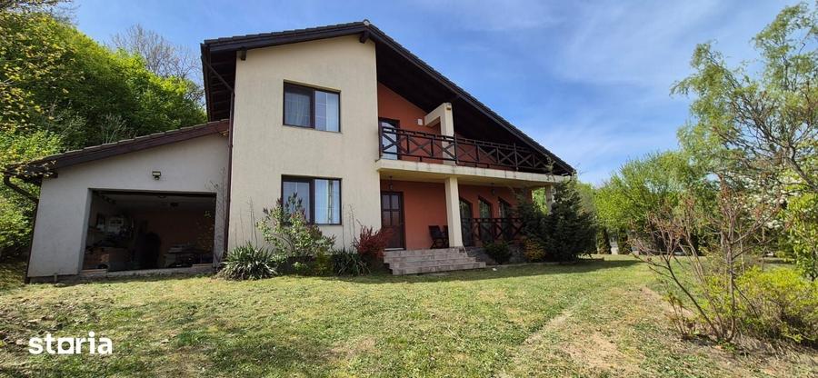 Casă cu 5 camere cu Teren 1344 Mp în Corunca