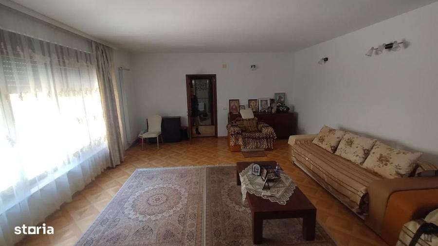 Casă cu 4 camere în Zorile