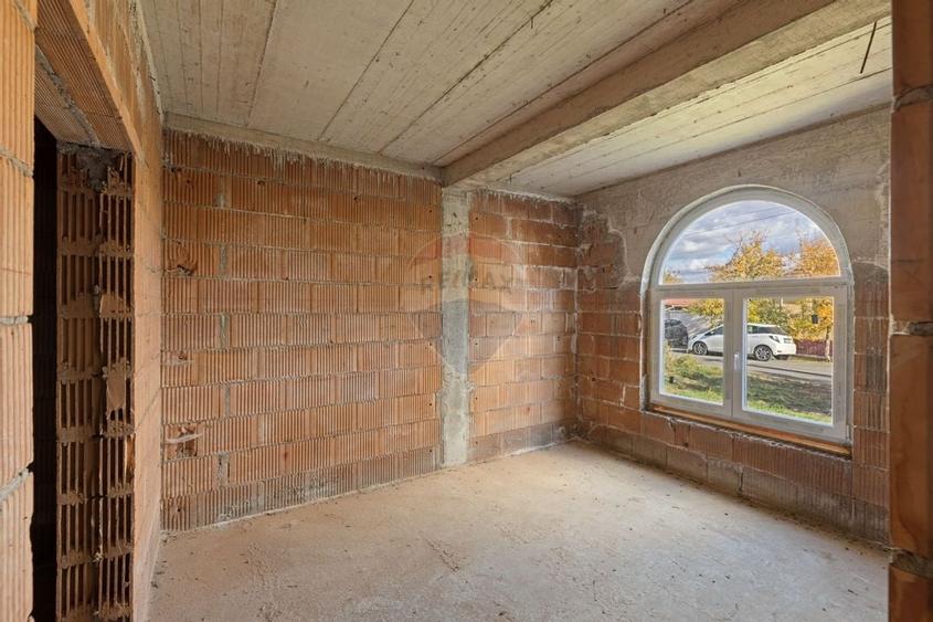 Casa la rosu cu teren generos, 500 mp, situata pe strada Ostasului - 19