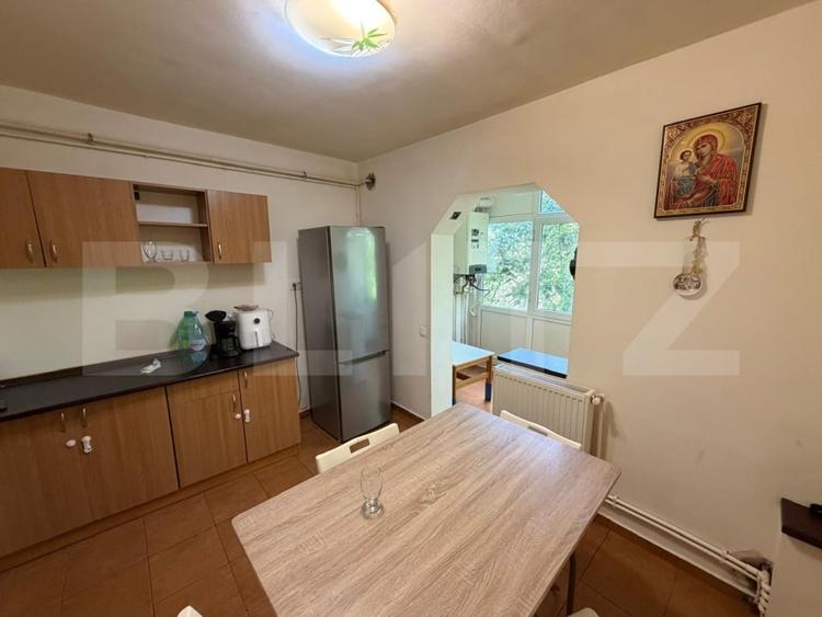 Apartament cu 3 camere decomandat în Rovine