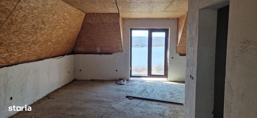 Vand vila la rosu cu teren 2700mp - 9