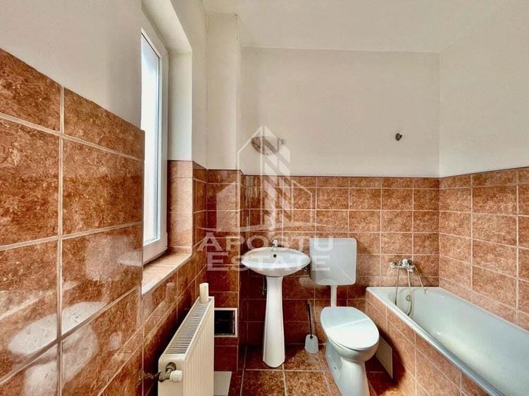 Spatiu Comercial - Birouri de Inchiriat, curte privata, zona Intim - 2