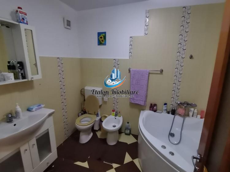 Apartament cu 4 camere decomandat în Periferie