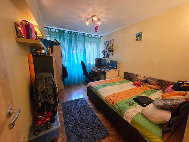 Apartament cu 3 camere decomandat în Baba Novac