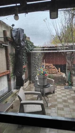 Casa,6 camere ,curte comuna in zona buna - 2