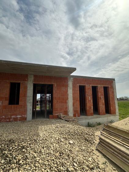 Casa de vanzare in rosu/ CIHEI - 1