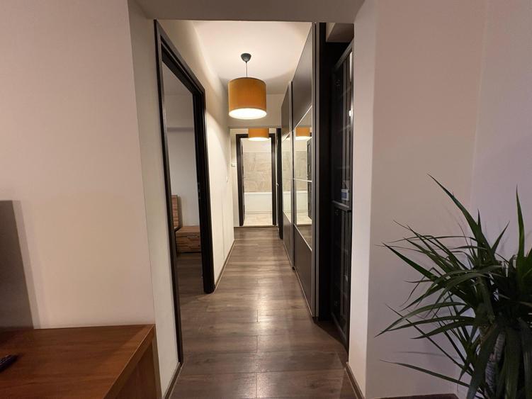 Apartament cu 3 camere semidecomandat în Tineretului