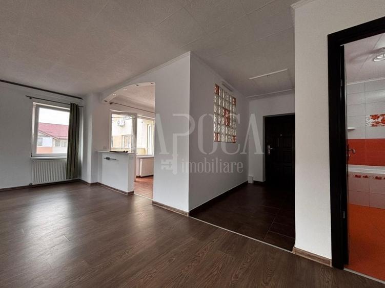 Apartament cu 4 camere semidecomandat în Florești