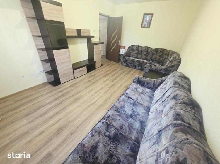 Apartament cu 3 camere decomandat în Tractorul