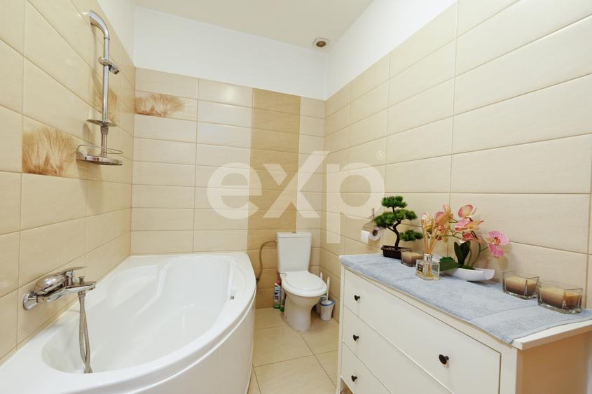 Apartament cu 5 camere decomandat, mobilat în Romană