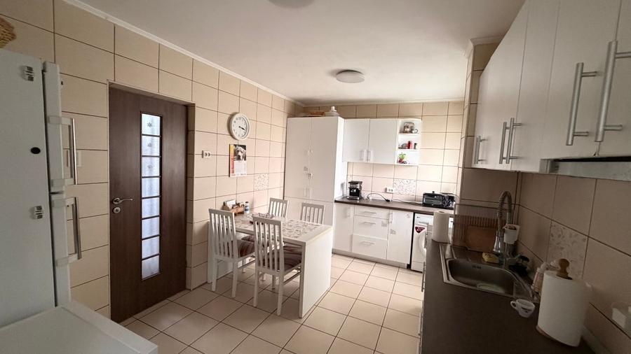 Apartament cu 5 camere decomandat, mobilat în Băneasa