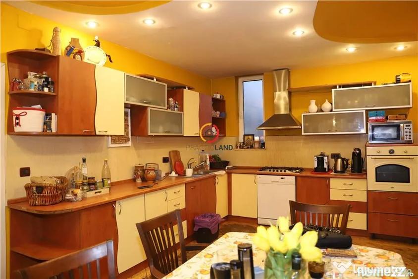 Casă cu 5 camere cu Teren 440 Mp în Central