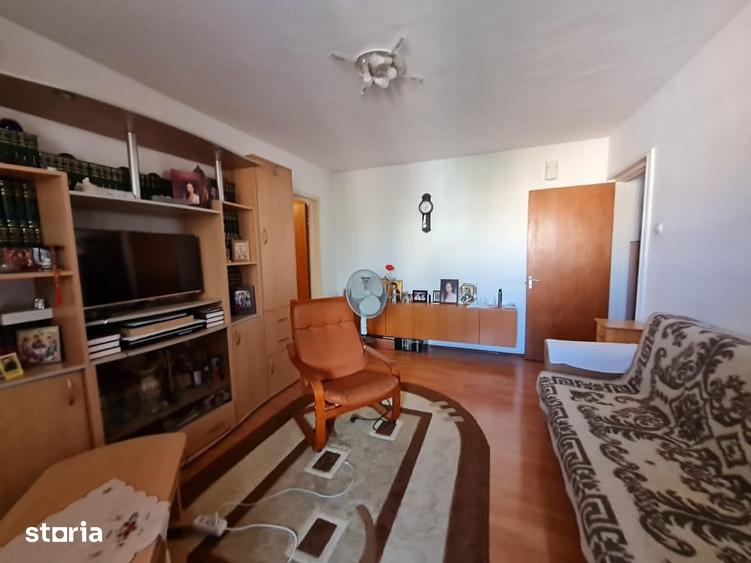 Apartament cu 3 camere semidecomandat în Astra