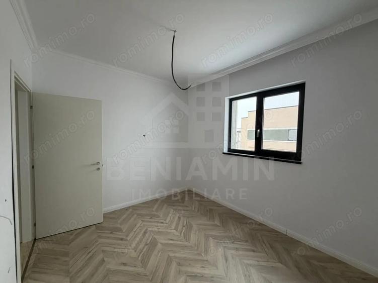 Casă cu Teren 391 Mp în Est
