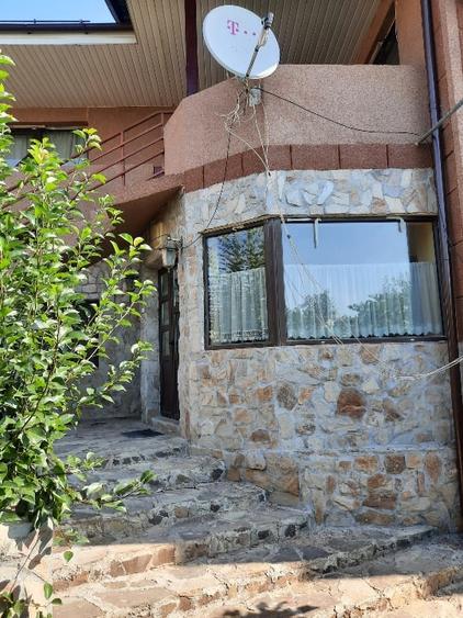 Casă individuală cu 9 camere cu Canalizare în Central