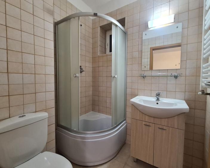 Apartament cu 3 camere decomandat în Titan