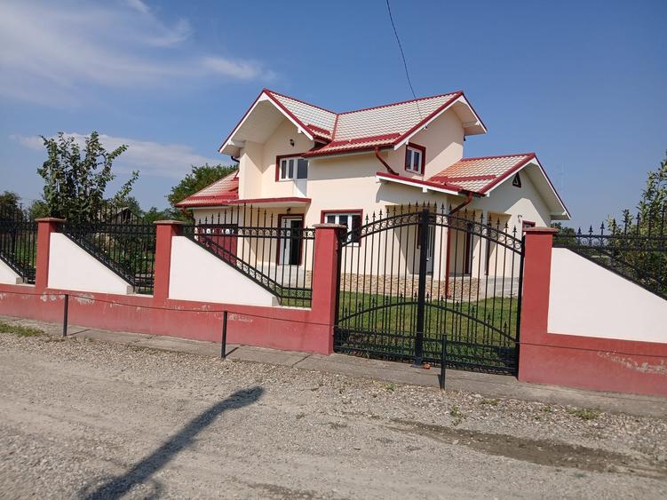 Casă cu 4 camere cu Teren 1594 Mp în Exterior Nord