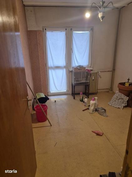 Apartament cu 4 camere decomandat în Drumul Taberei