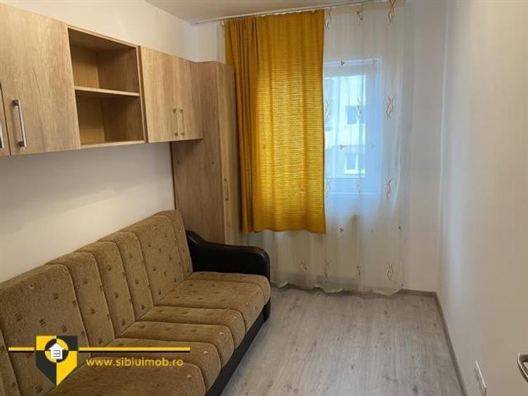 Apartament cu 3 camere decomandat, mobilat în Valea Aurie