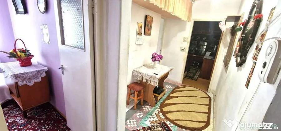 Apartament cu 3 camere semidecomandat în Km 4