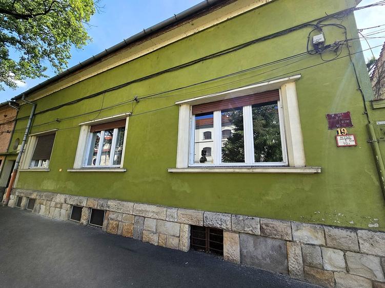 Casă individuală cu 3 camere cu Canalizare în Central