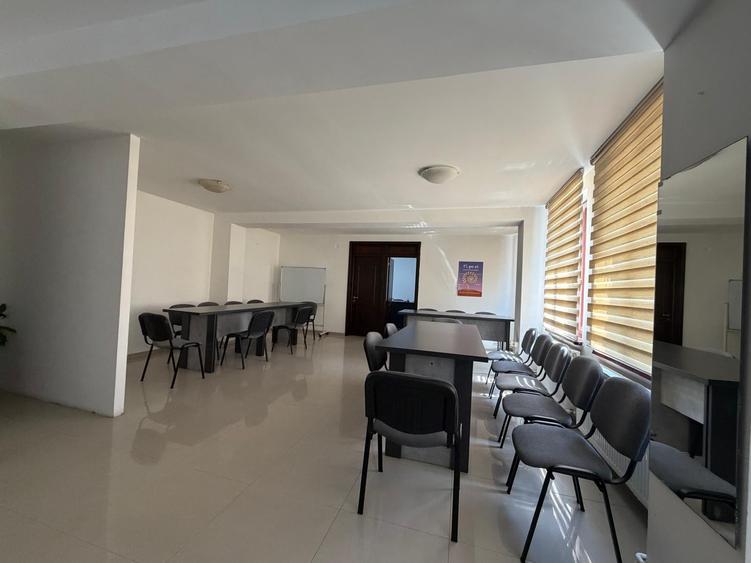 Casă individuală cu 8 camere cu Canalizare în Central