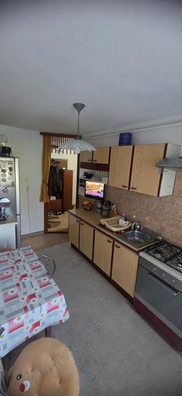 Apartament cu 3 camere semidecomandat, mobilat în Florilor