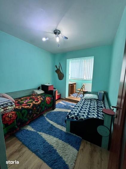 Apartament cu 3 camere semidecomandat în Săsar