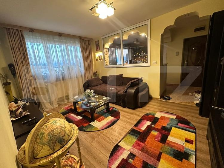Apartament cu 3 camere semidecomandat, mobilat în 9 Mai