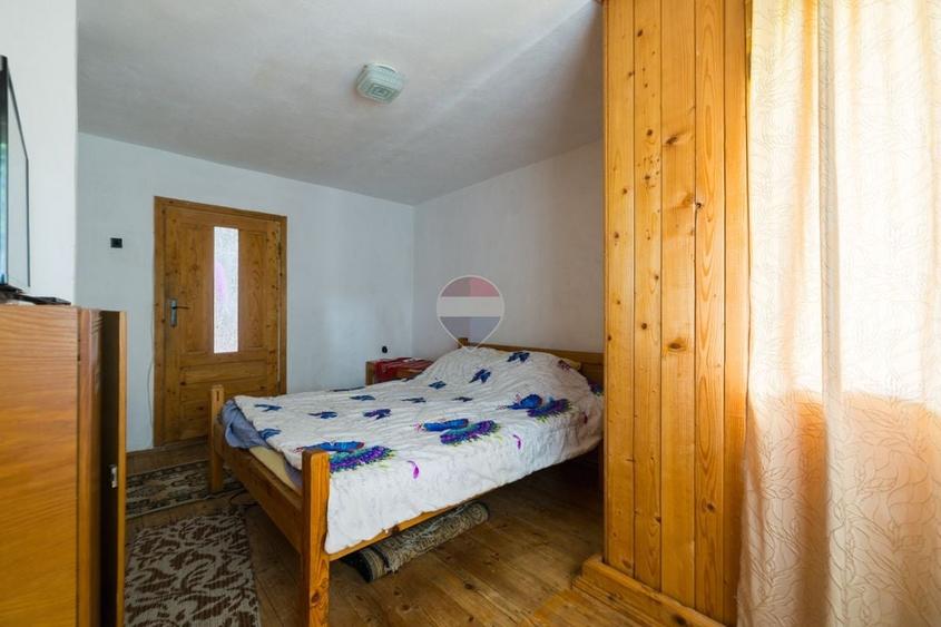 Casă individuală cu 7 camere cu Teren 1259 Mp în Bran