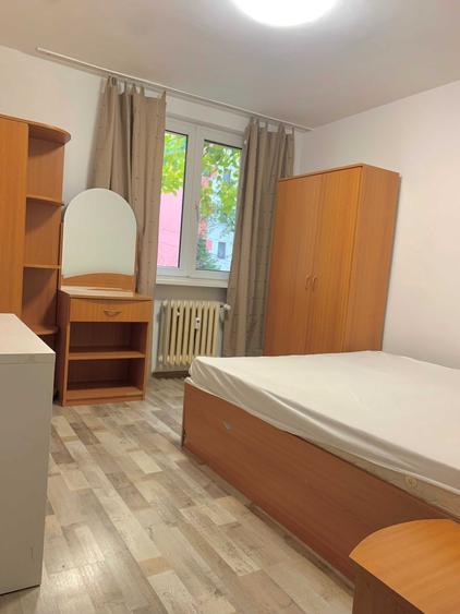 Apartament cu 3 camere semidecomandat în Exterior Vest