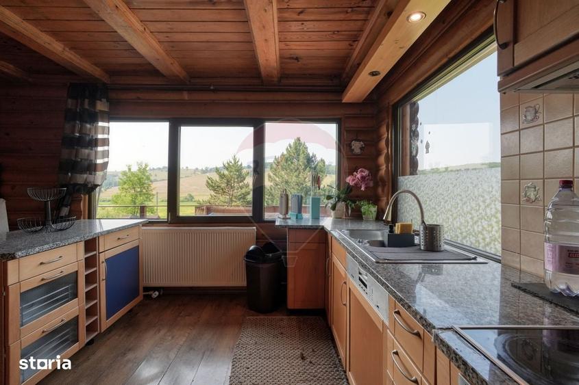 Casă cu 4 camere în Vâlcele