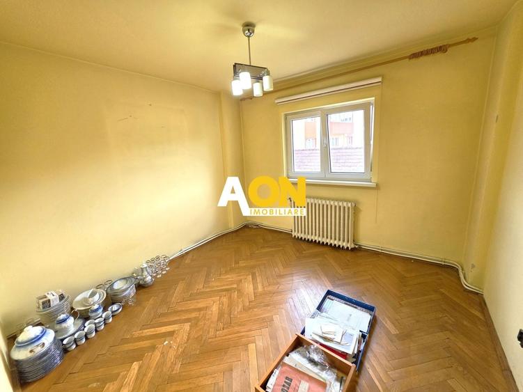 Apartament cu 4 camere decomandat în Cetate