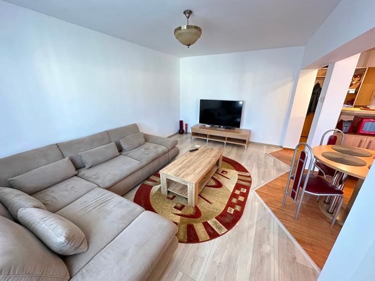 Apartament cu 3 camere semidecomandat, mobilat în Micălaca