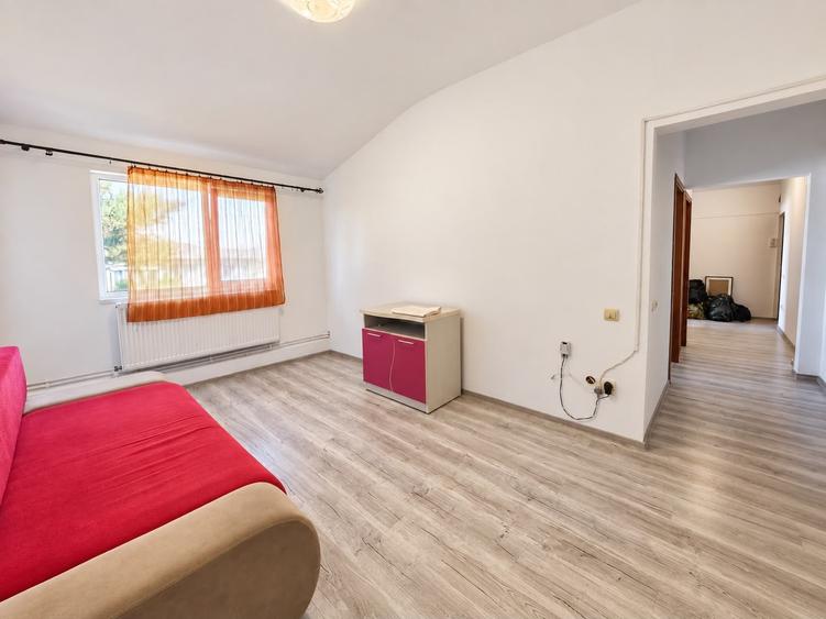 Apartament cu 3 camere semidecomandat în Km 4-5