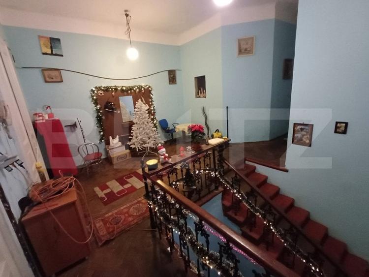 Casă individuală cu 6 camere cu Canalizare în Central
