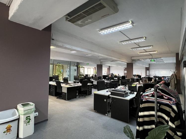 Birou, de 830 mp, în Central