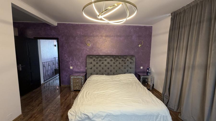 Duplex cu 5 camere cu Canalizare în Roșu