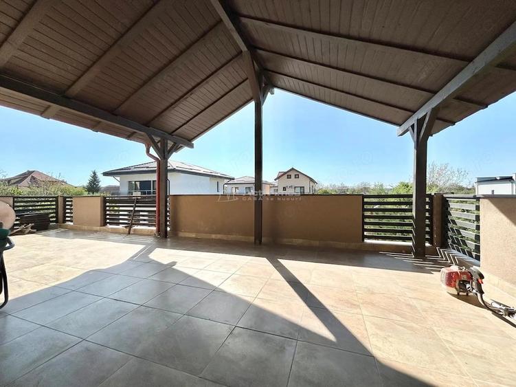 Casă cu 8 camere cu Teren 903 Mp în Odăile