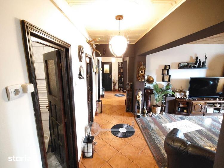 Apartament cu 4 camere decomandat în Podu Roș
