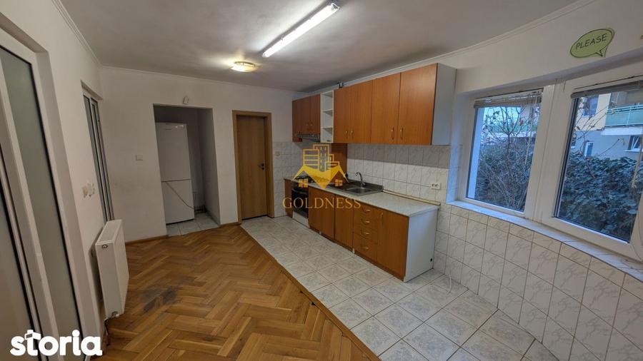 Casă cu 9 camere cu Teren 2000 Mp în Andrei Mureșanu