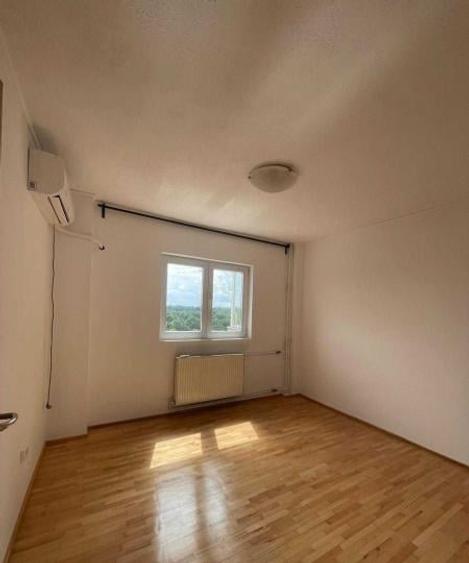 Apartament cu 3 camere semidecomandat în Tineretului