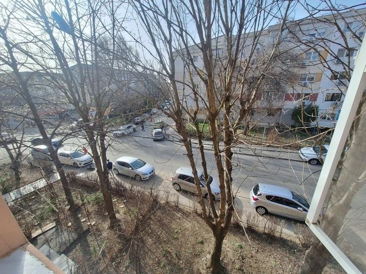 Apartament cu 3 camere semidecomandat în Tomis Nord
