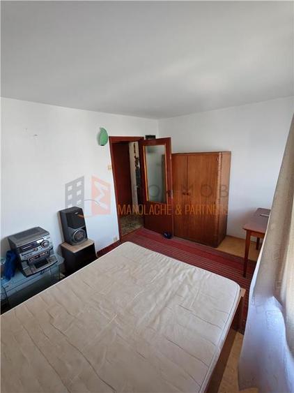 Apartament cu 3 camere semidecomandat în Micro 5