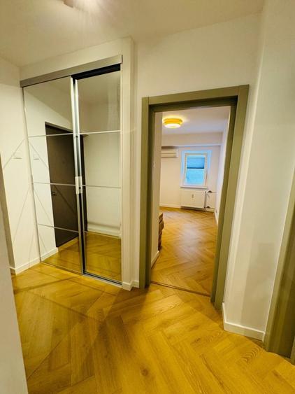 Apartament cu 3 camere semidecomandat, mobilat în P-ța Victoriei