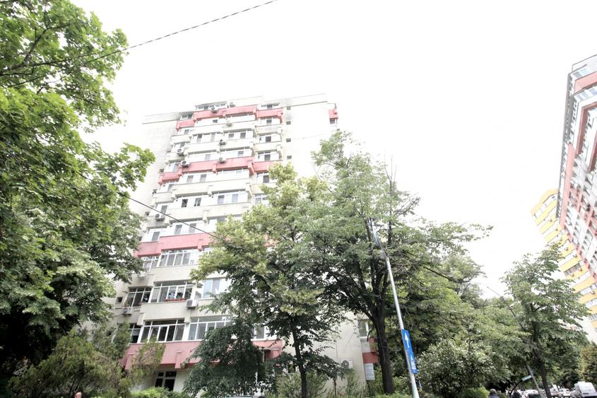 Apartament cu 3 camere decomandat în Teiul Doamnei