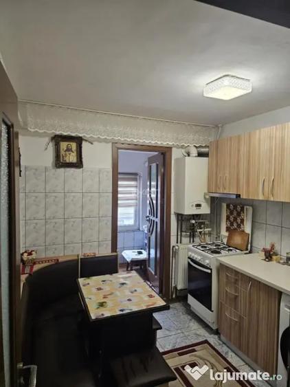Apartament cu 2 camere decomandat în Nicolina
