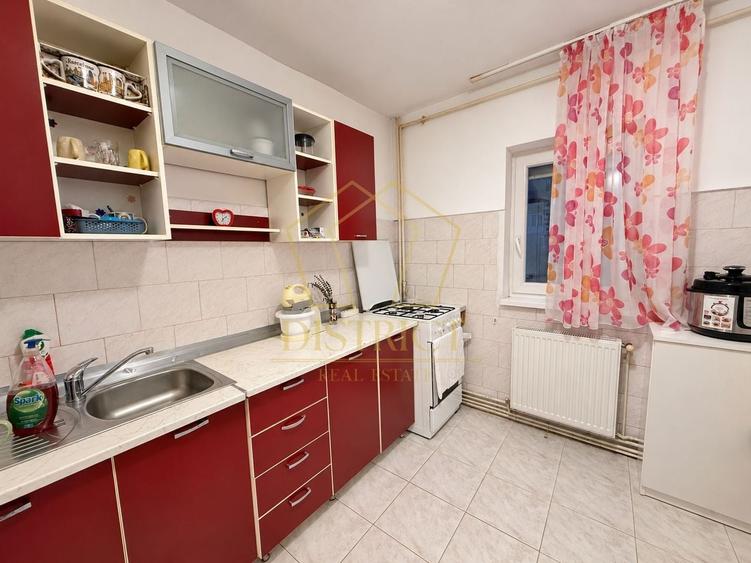 Apartament cu 3 camere decomandat, mobilat în Girocului