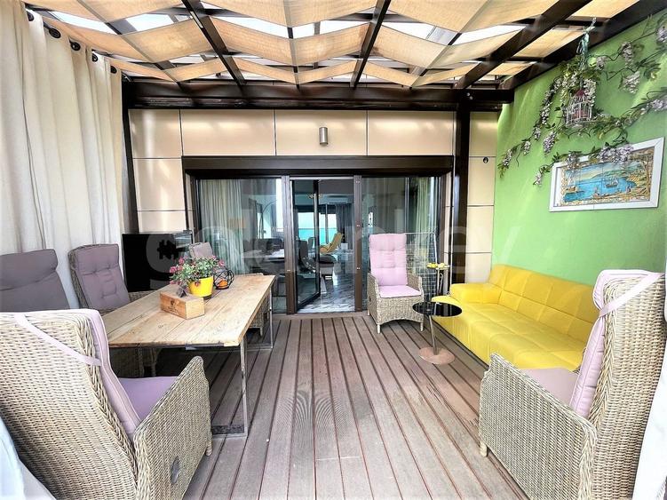 Penthouse cu 3 camere decomandat, mobilat în Central